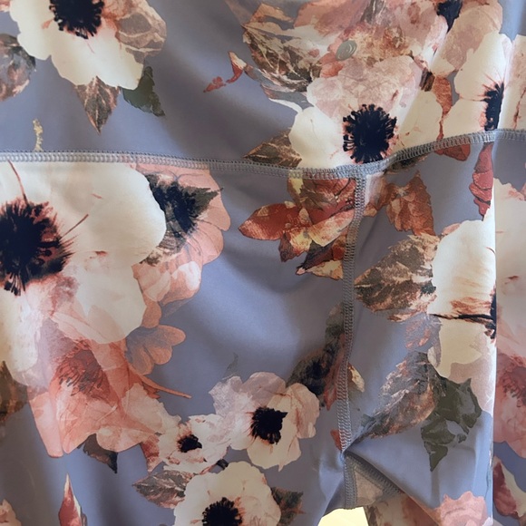 3/4 Length workout pants, worn once! - Picture 4 of 4